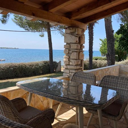 Karigador Beach House Bagian luar foto