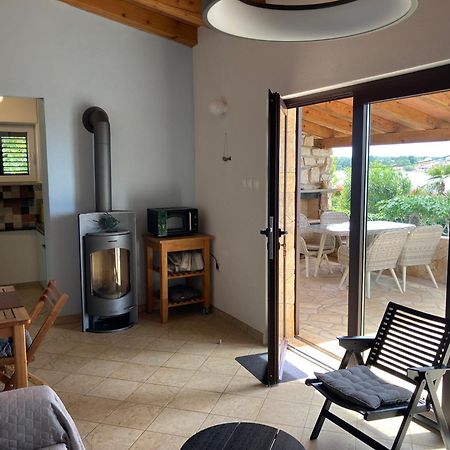 Karigador Beach House Bagian luar foto