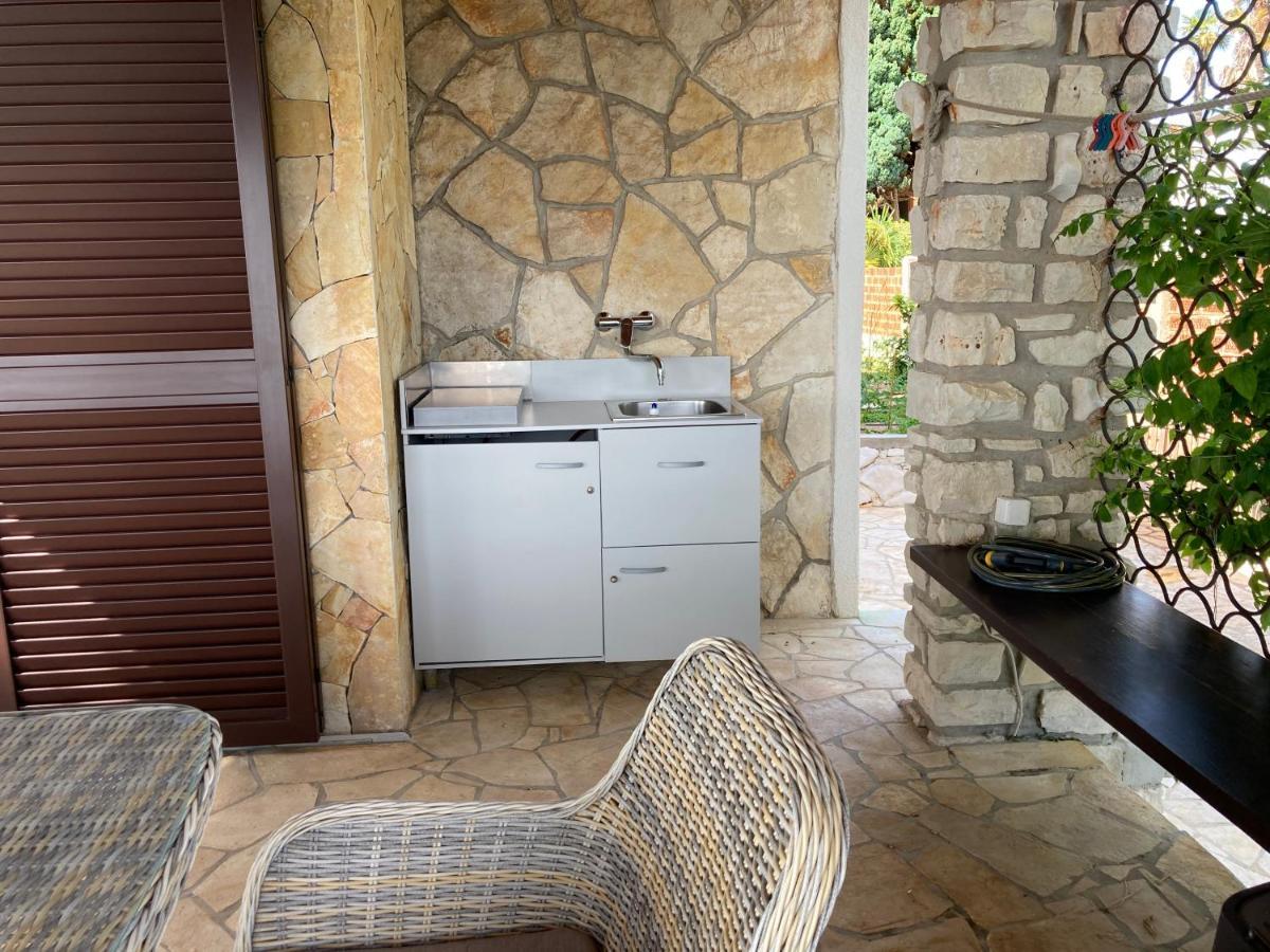 Karigador Beach House Bagian luar foto