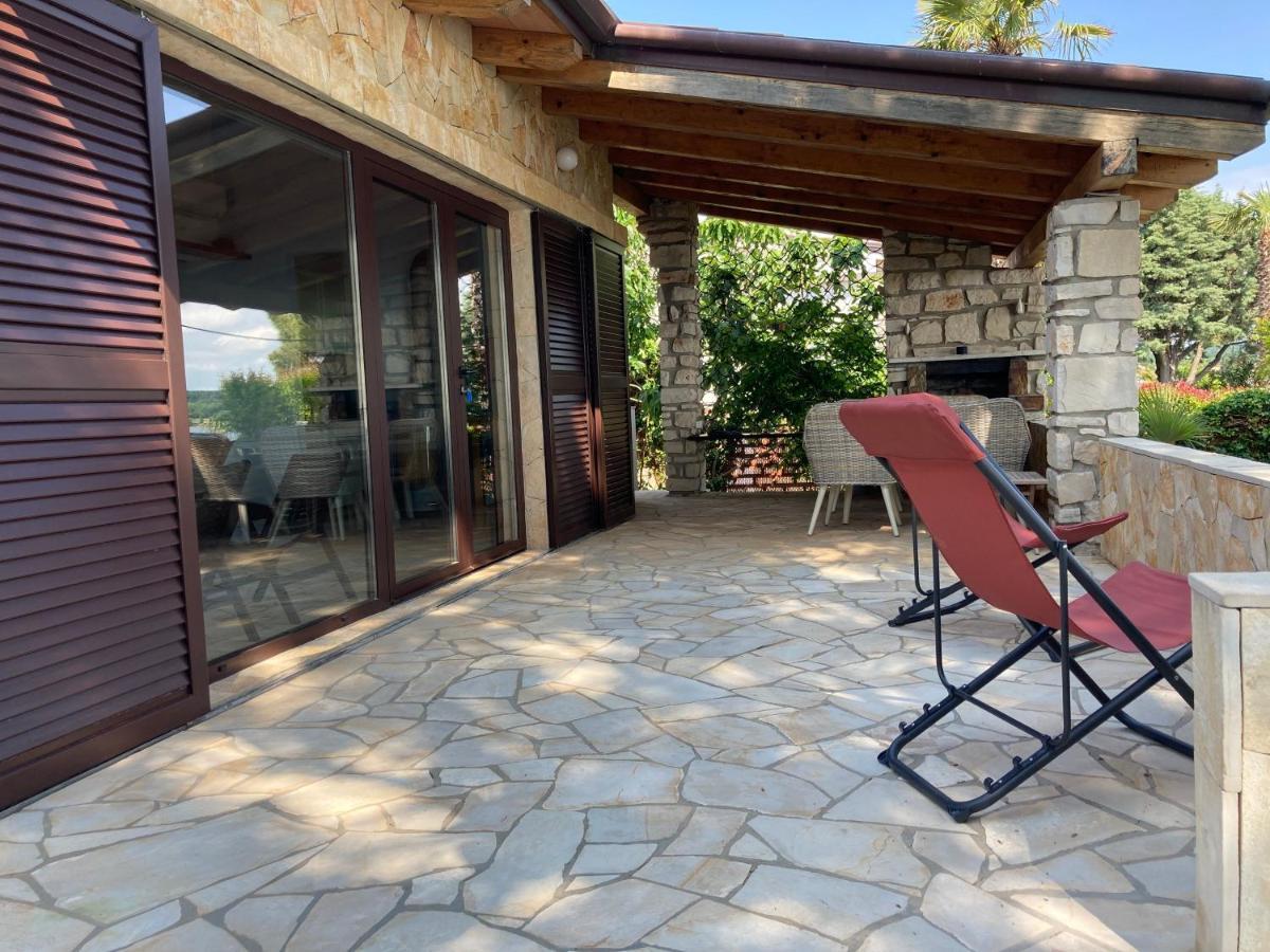 Karigador Beach House Bagian luar foto