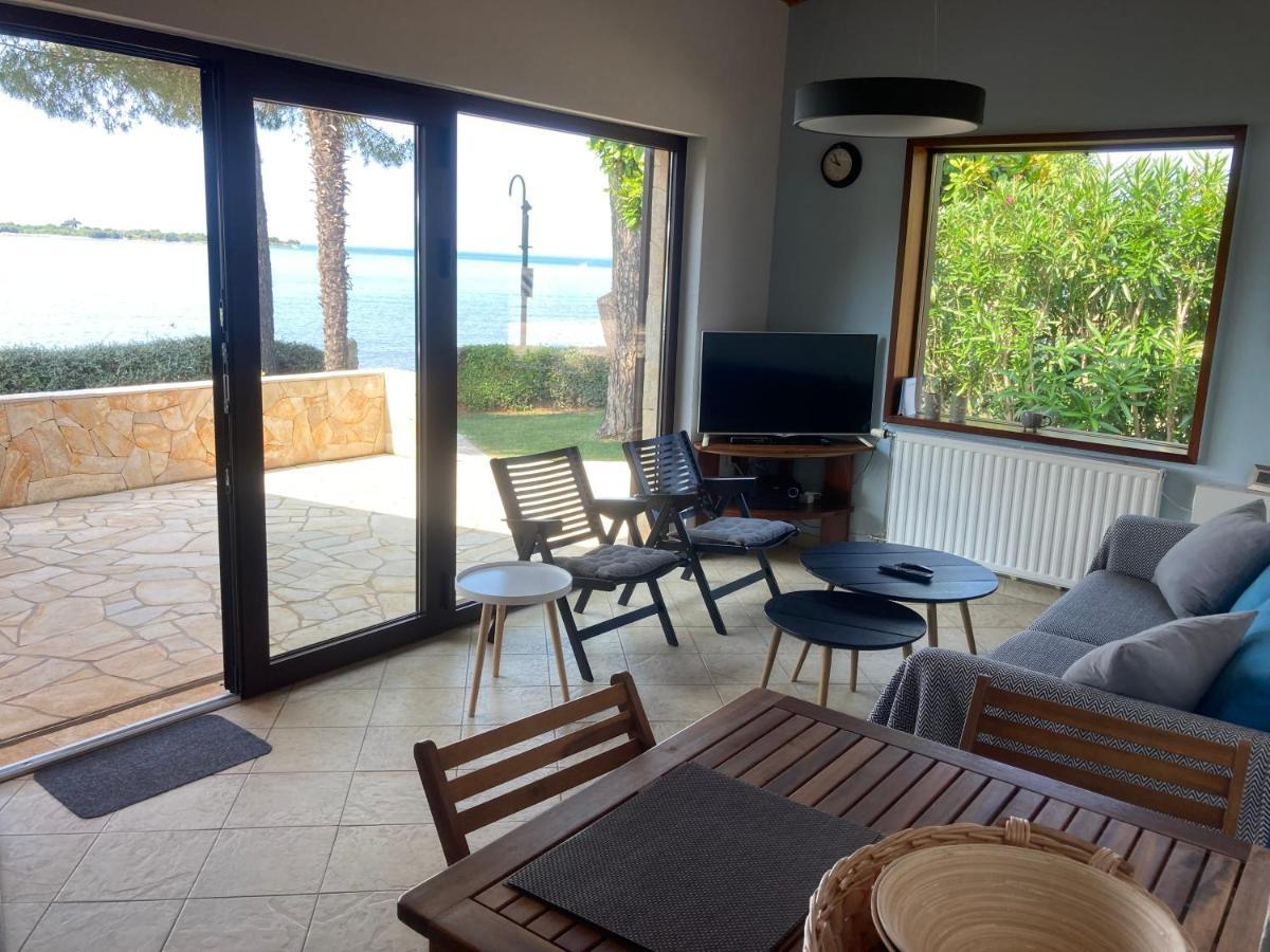 Karigador Beach House Bagian luar foto
