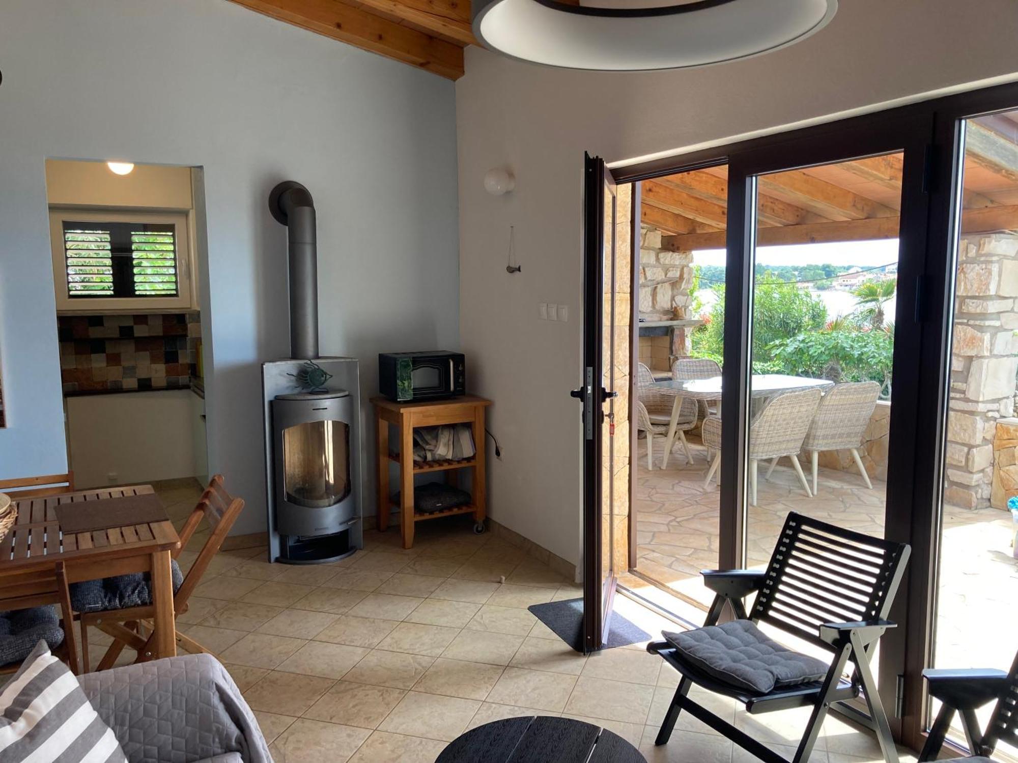 Karigador Beach House Bagian luar foto