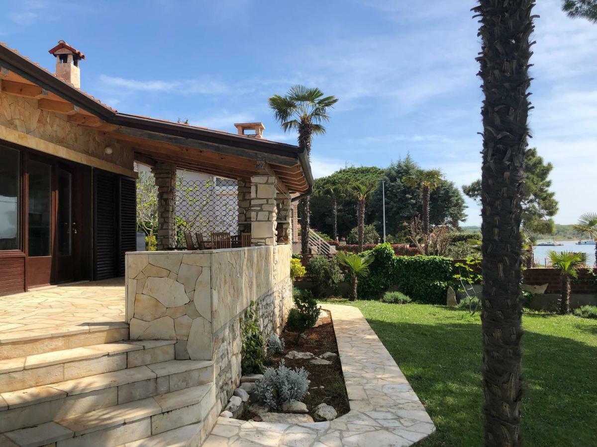 Karigador Beach House Bagian luar foto