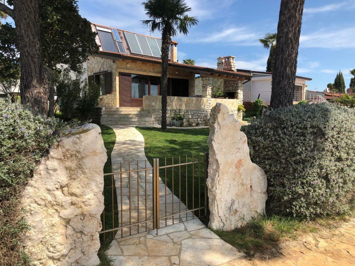 Karigador Beach House Bagian luar foto