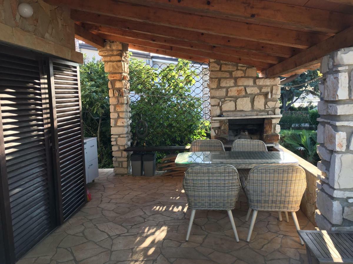 Karigador Beach House Bagian luar foto